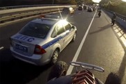 Video: Motociclisti deridono la Polizia russa!