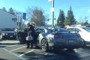 Ältere Dame benutzt ihren Nissan GT-R zum Einkaufen